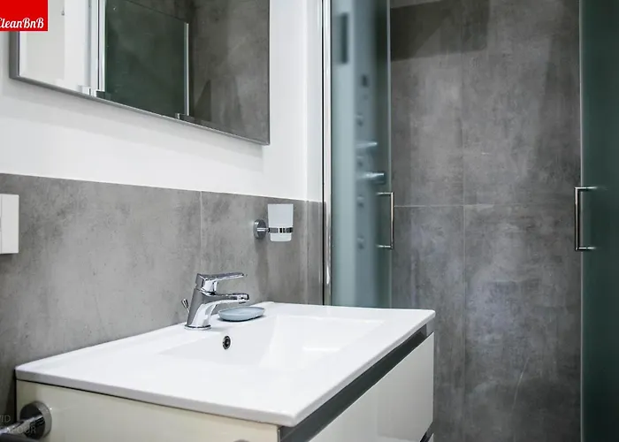 Guesthost - Largo Leopardi Modern *